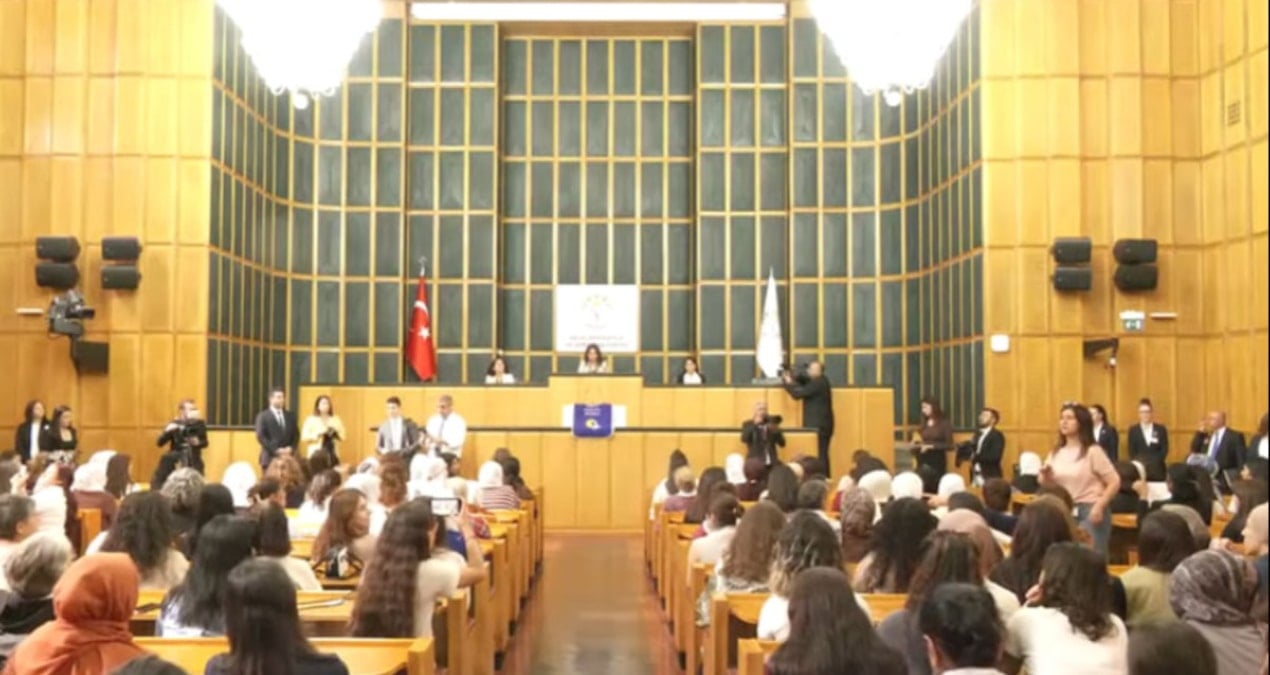 kulis mecliste apo sloganina demden ilk aciklama yvTkebrY