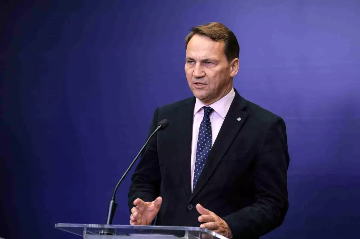 Polonya Dışişleri Bakanı’ndan Putin’in Uçuşuna Uyarı