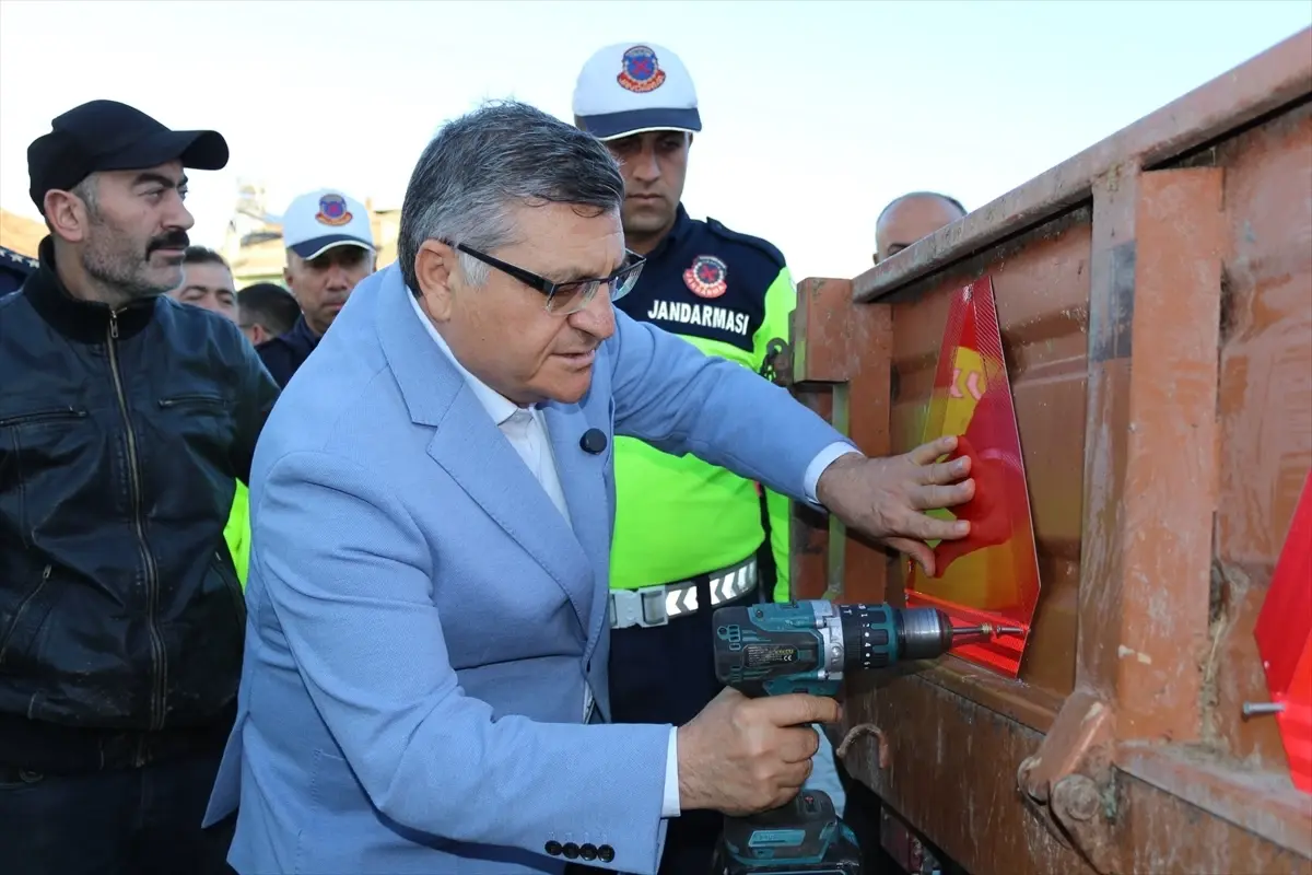 Çiftçilere Reflektör ve Bilgilendirme Dağıtımı