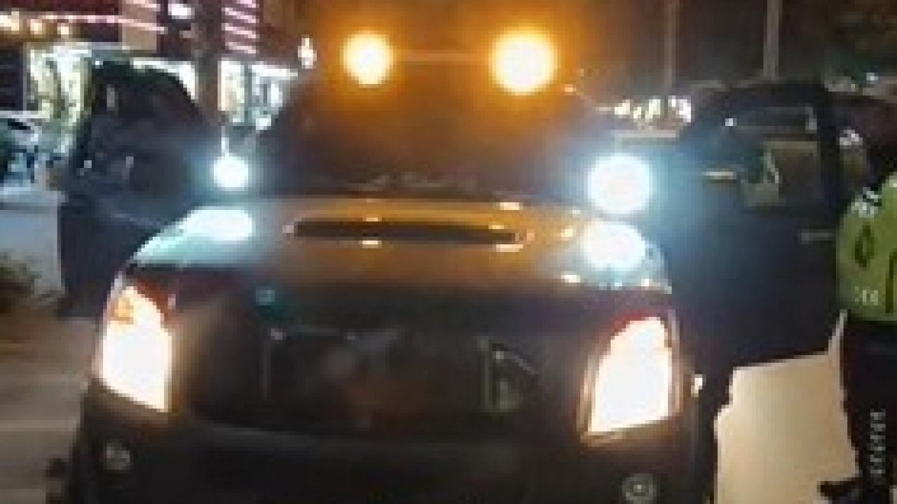 Hem ceza yedi hem ehliyetinden oldu! Çakarlı araca ibretlik ceza