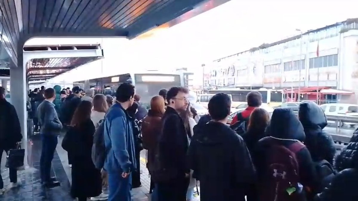İstanbul’da metrobüs arızası nedeniyle yoğunluk oluştu