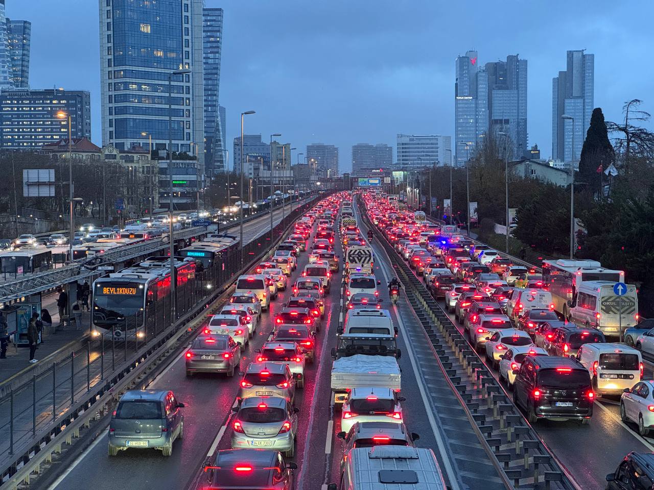 İstanbul’da trafik durma noktasında. Yoğunluk yüzde 90’a ulaştı