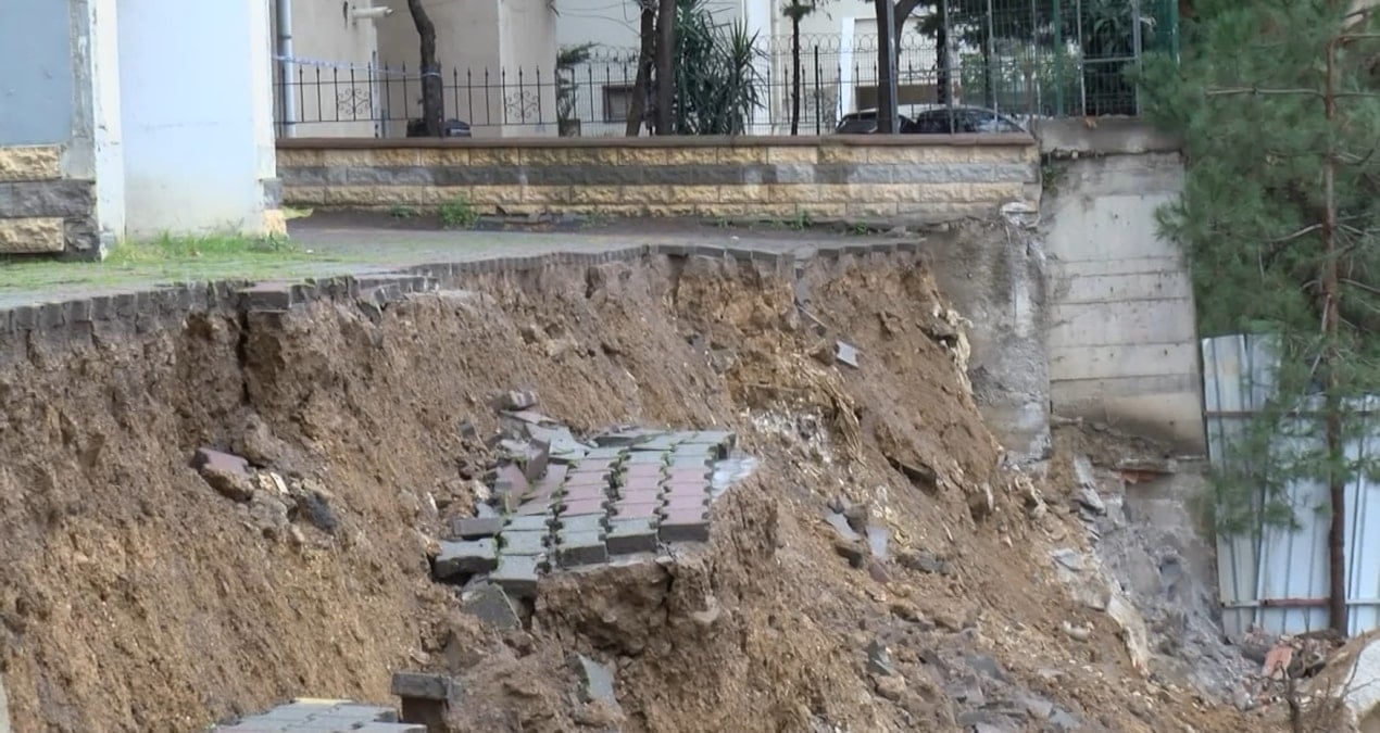 Kadıköy’de sağanak yağışın ardından 5 katlı binanın istinat duvarı çöktü!