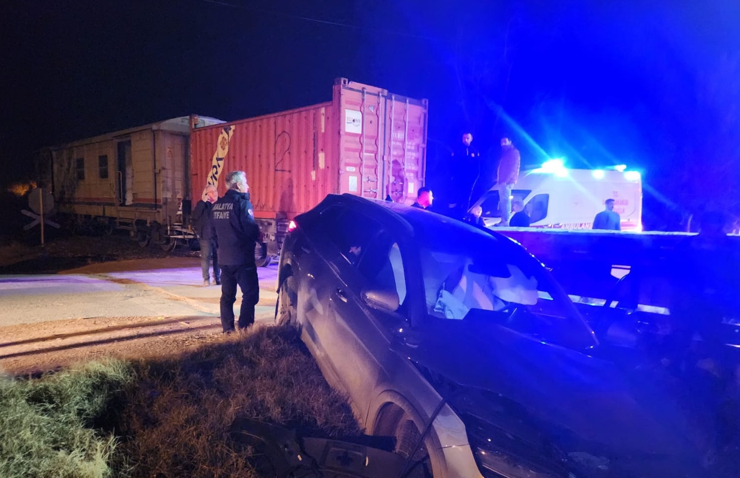 Yük treni otomobile çarptı, 5 kişi yaralandı