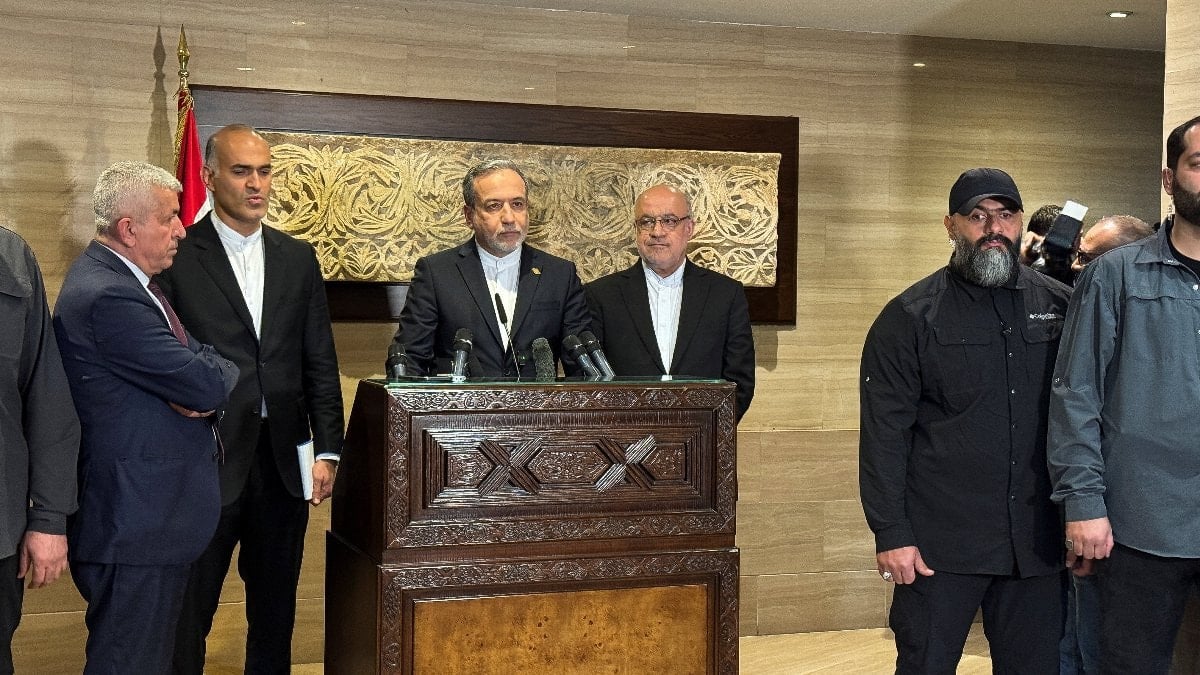 İran Dışişleri Bakanı konuştu: Protestoculara silah dağıtılıyor