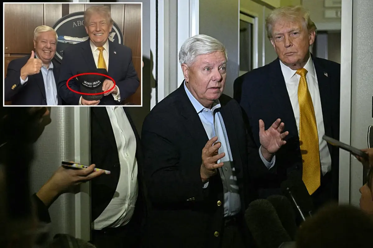 Trump’ın elindeki şapkada yer alan yazı ABD’de bir numaralı gündem oldu