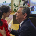 CHP Genel Başkanı, Koltuğunu Depremzede Bir Çocuğa Devretti