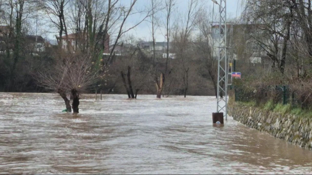 Bartın’da Irmak Taşması Sonucu Kara Yolu Suyla Doldurdu