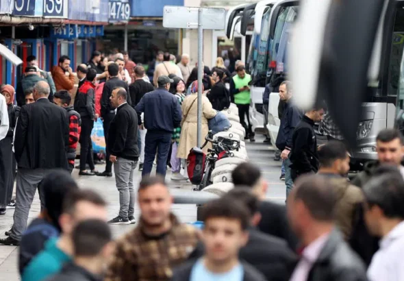 bayramda-memleket-gezisi-de-tatil-de-hayal-oldu-cocuklarin-karnini-bile-zor-doyuruyoruz-dAVRL4B6-1