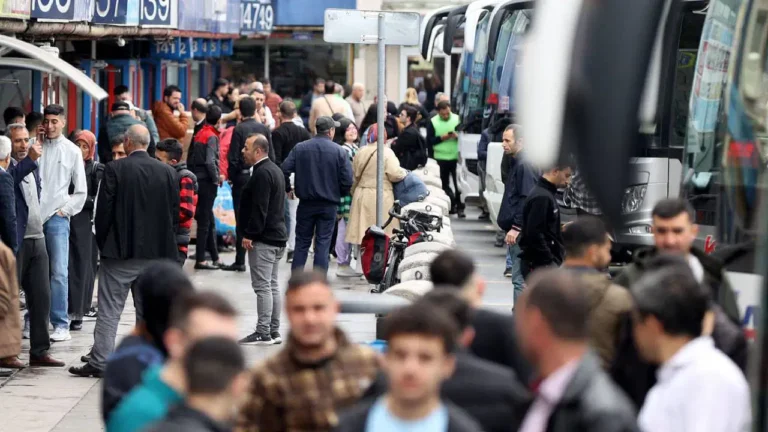 bayramda-memleket-gezisi-de-tatil-de-hayal-oldu-cocuklarin-karnini-bile-zor-doyuruyoruz-dAVRL4B6-1