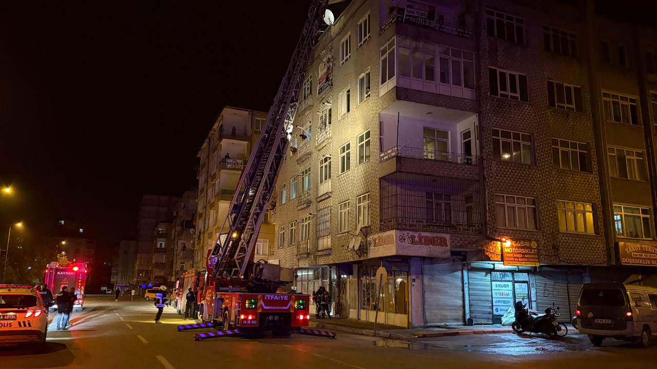 Kayseri’de Bodrum Katında Yangın: Vatandaşlar Balkona Çıktı
