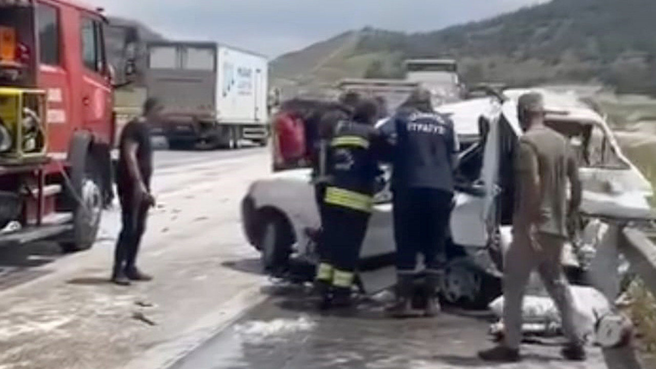 TAG Otoyolunda Feci Kaza: TIR’ın Çarptığı Araç Bariyerlere Saplandı, 2 Can Kaybı