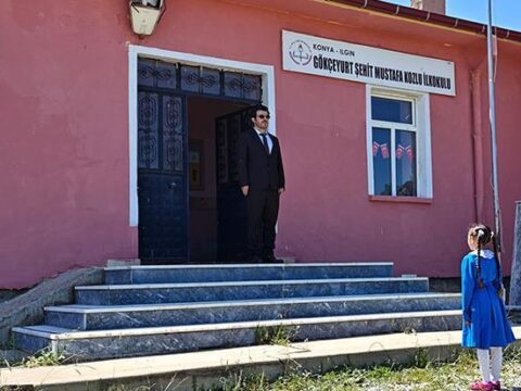 Bu okulun tek öğrencisi var! 3. sınıf öğrencisi İlayda tek başına karne aldı: Öğretmenden duygulandıran hediye