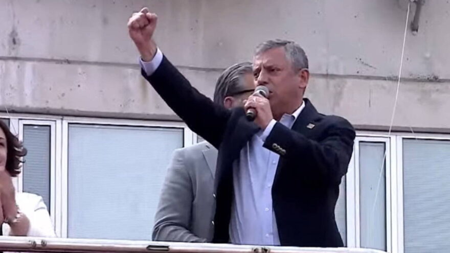 Özgür Özel Lüleburgaz’dan sesleniyor: ‘CHP’ye çökmeye çalışanlar bilsin, bu millete diz çöktüremezsiniz’