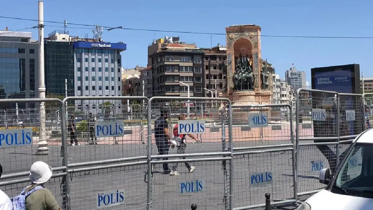 İstanbul’da ‘Onur Yürüyüşü’ ablukası: Taksim ve Kadıköy’de eylem yasağı kararı alındı, metro istasyonları kapatıldı